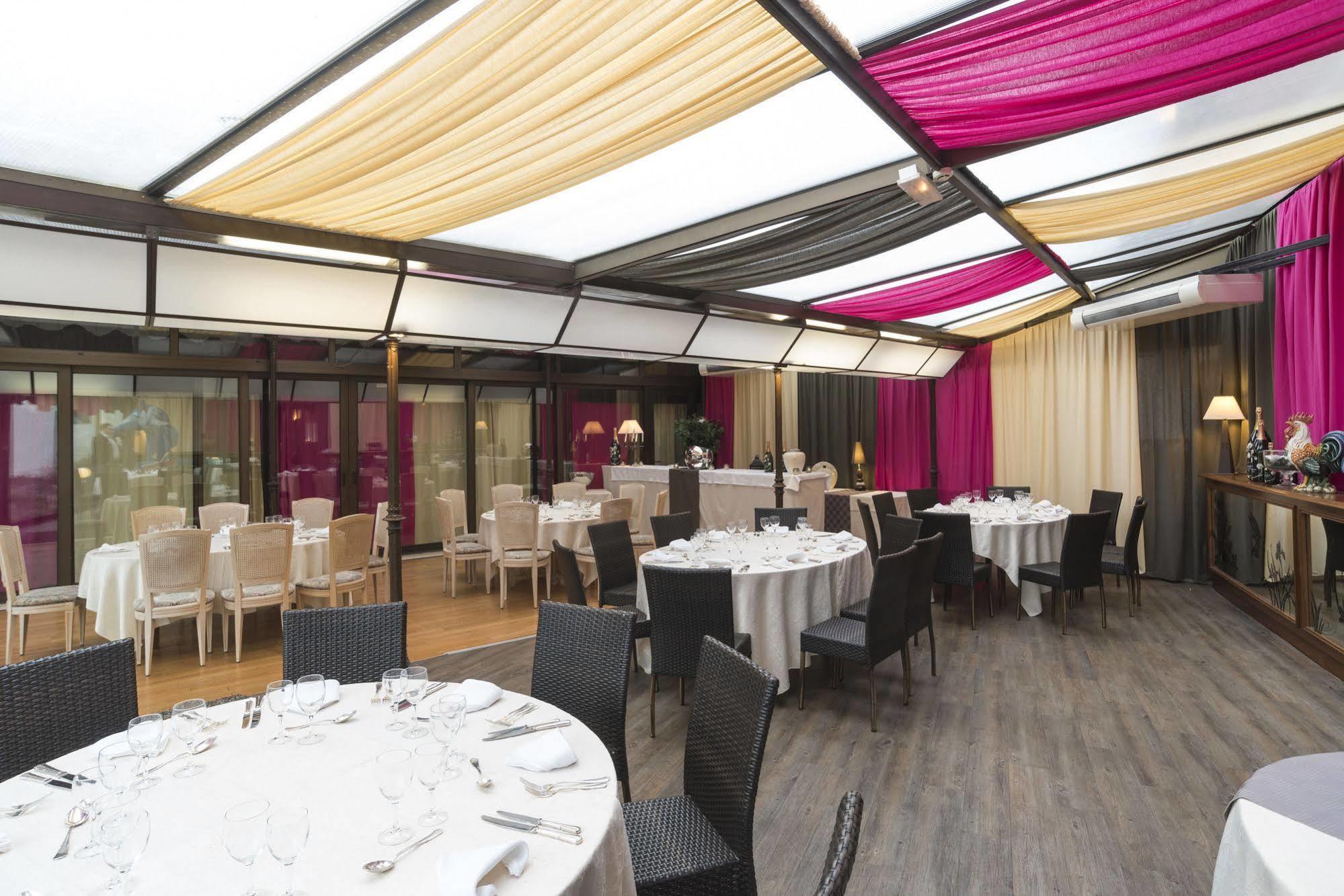 Hotel Restaurant Laurent Perreal Attignat Exterior photo