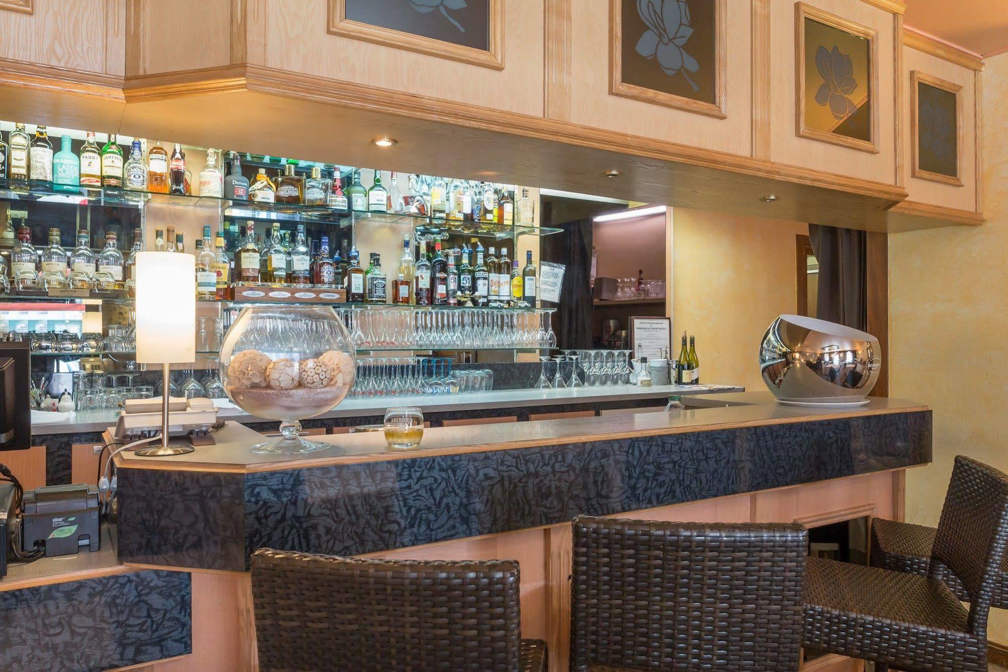 Hotel Restaurant Laurent Perreal Attignat Exterior photo
